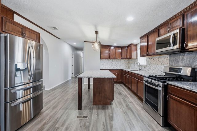 19 Saint Thomas Avenue, Los Lunas, NM 87031