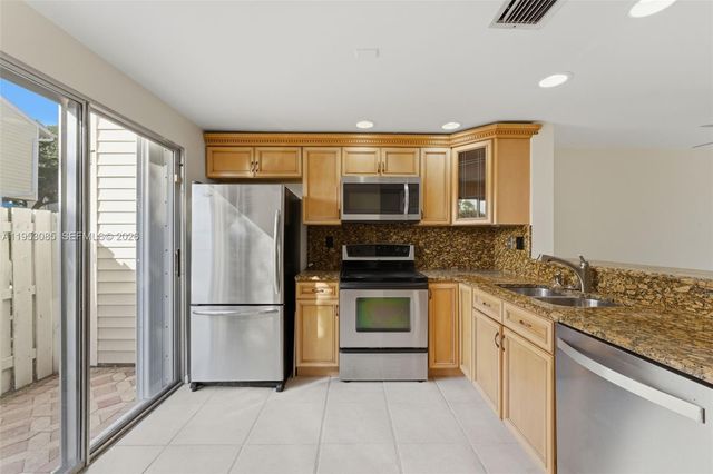 2709 NE 15th St, Pompano Beach, FL 33062