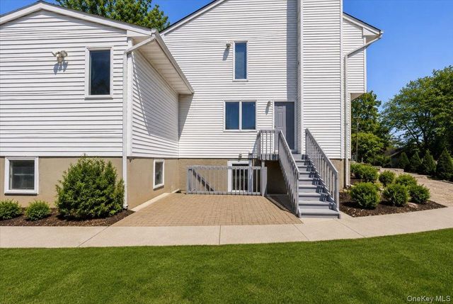 15 Oakhurst Street, South Huntington, NY 11746
