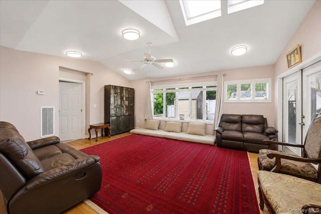 15 Oakhurst Street, South Huntington, NY 11746