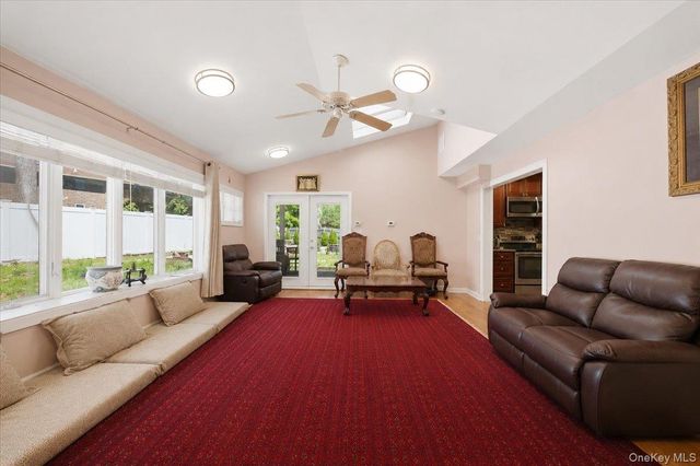15 Oakhurst Street, South Huntington, NY 11746