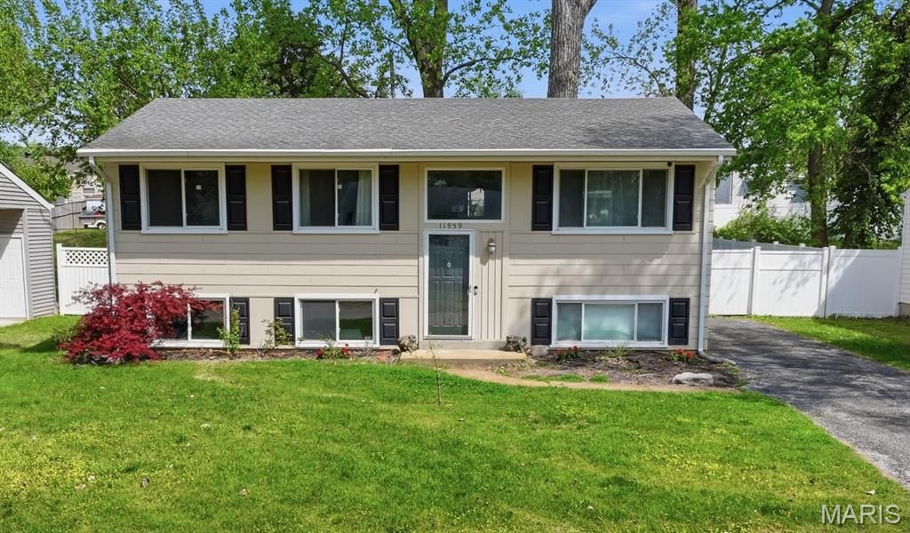 11959 Brookmont Drive, Maryland Heights, MO 63043