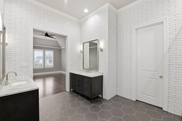 10933 Upland Park, Houston, TX 77043