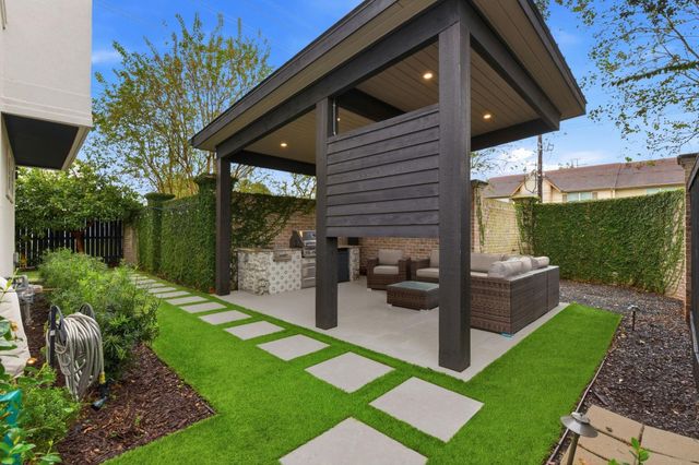 10933 Upland Park, Houston, TX 77043