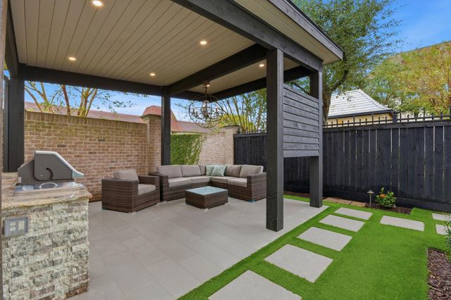 10933 Upland Park, Houston, TX 77043