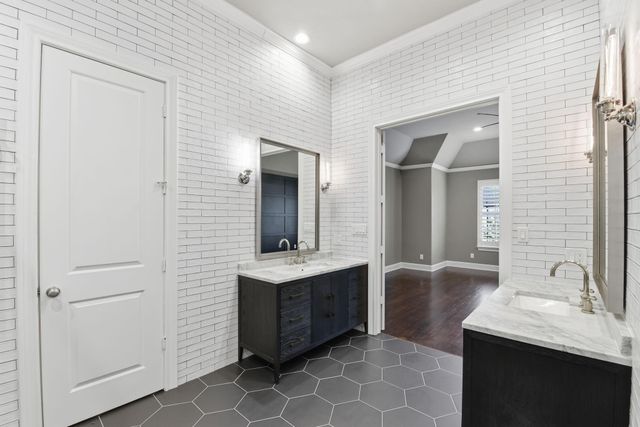 10933 Upland Park, Houston, TX 77043