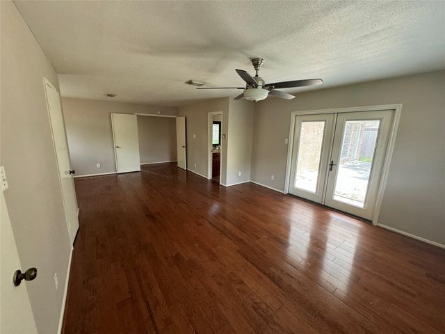 15810 Hickory Knoll, Houston, TX 77059