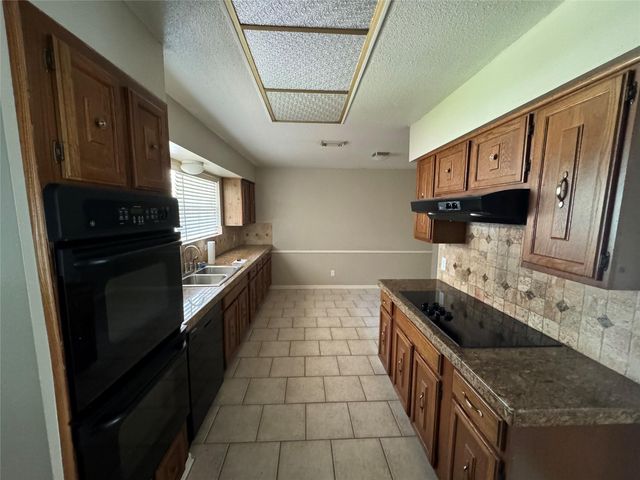 15810 Hickory Knoll, Houston, TX 77059