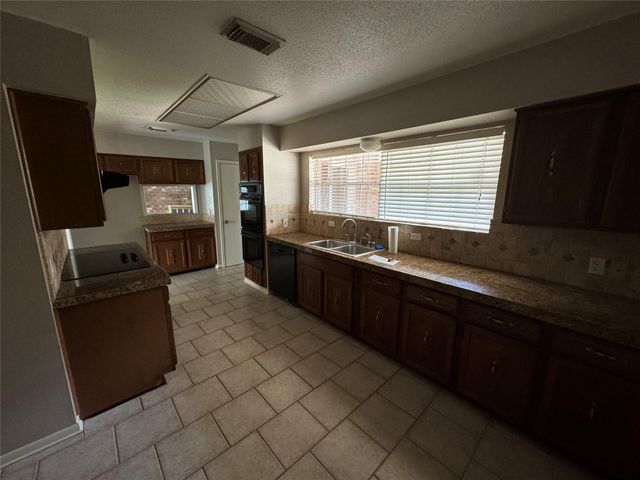 15810 Hickory Knoll, Houston, TX 77059