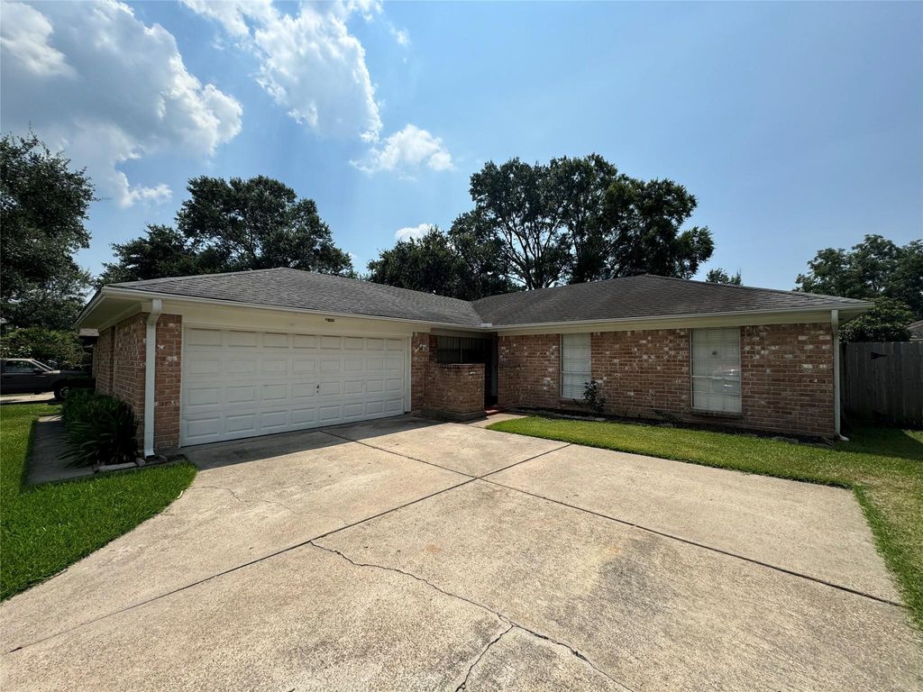 15810 Hickory Knoll, Houston, TX 77059