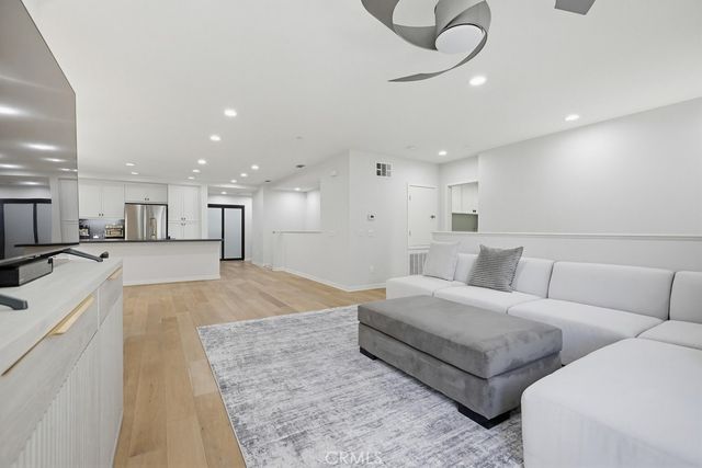 503 Rockefeller, Irvine, CA 92612