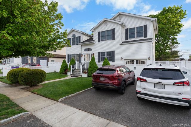 3 Lido Parkway, Lindenhurst, NY 11757