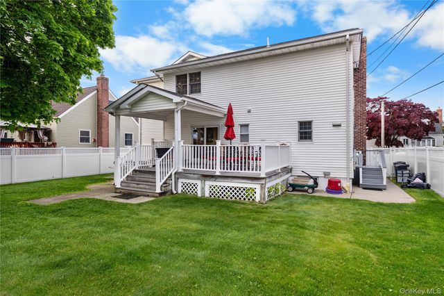 3 Lido Parkway, Lindenhurst, NY 11757