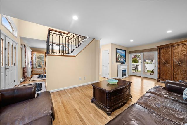 3 Lido Parkway, Lindenhurst, NY 11757