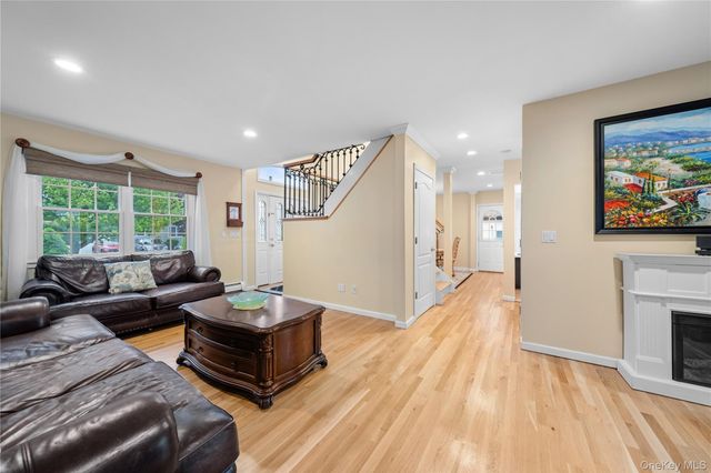 3 Lido Parkway, Lindenhurst, NY 11757