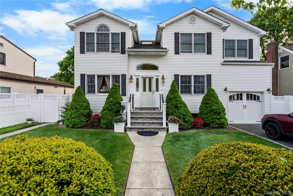 3 Lido Parkway, Lindenhurst, NY 11757