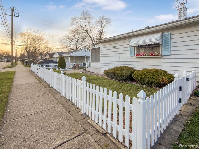 4710 Edgewood Street, Dearborn Heights, MI 48125