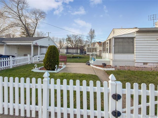 4710 Edgewood Street, Dearborn Heights, MI 48125