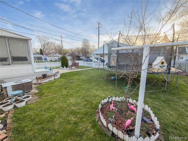 4710 Edgewood Street, Dearborn Heights, MI 48125