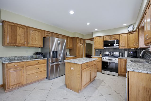 8903 Vail Lane, Woodridge, IL 60517