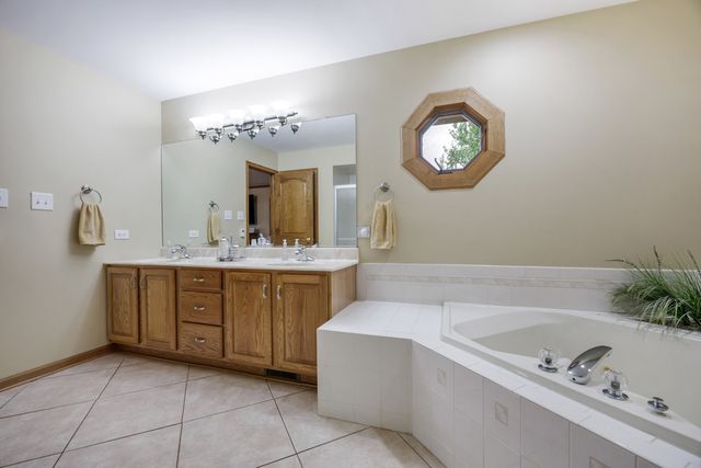 8903 Vail Lane, Woodridge, IL 60517