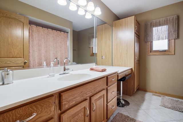 8903 Vail Lane, Woodridge, IL 60517