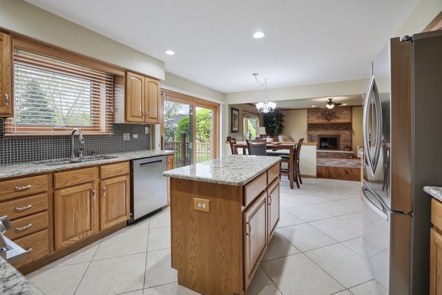 8903 Vail Lane, Woodridge, IL 60517