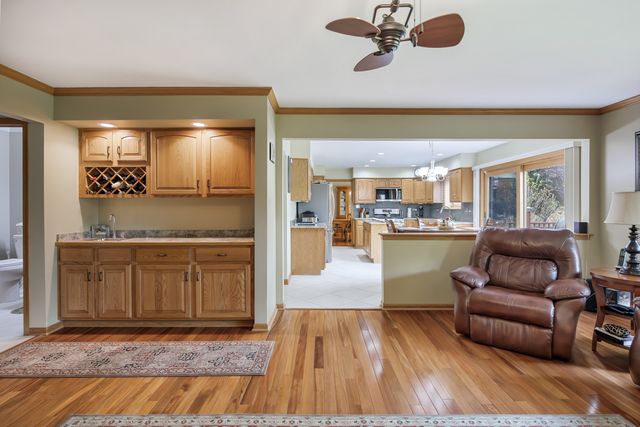 8903 Vail Lane, Woodridge, IL 60517