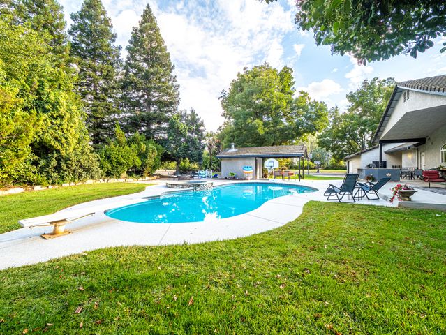 7517 Villa Court, Redding, CA 96002