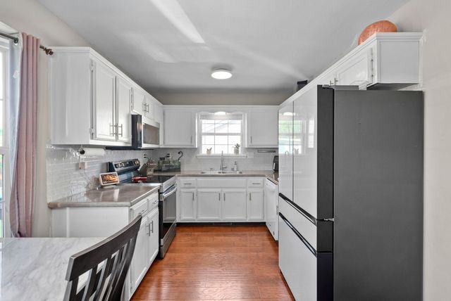 712 Carbondale Dr, Oak Grove, KY 42262