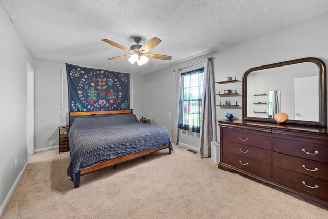 712 Carbondale Dr, Oak Grove, KY 42262