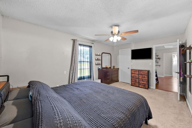 712 Carbondale Dr, Oak Grove, KY 42262