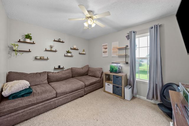 712 Carbondale Dr, Oak Grove, KY 42262
