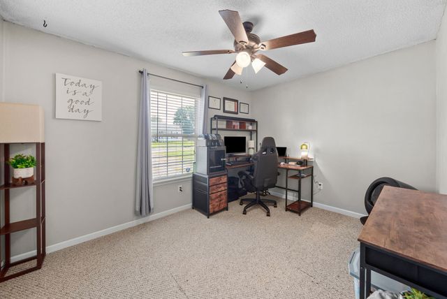 712 Carbondale Dr, Oak Grove, KY 42262