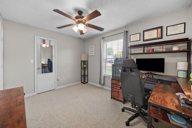 712 Carbondale Dr, Oak Grove, KY 42262