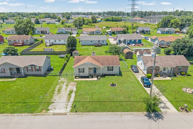 712 Carbondale Dr, Oak Grove, KY 42262