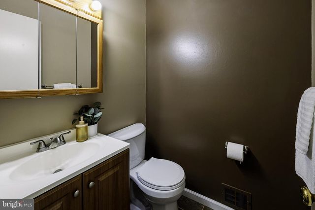 7950 LAKECREST DR, Greenbelt, MD 20770
