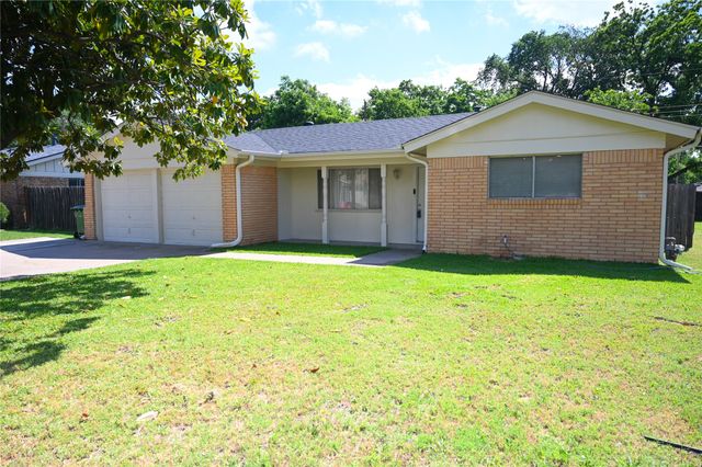 1352 Simpson Drive, Hurst, TX 76053