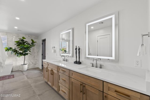 5240 E River House Road, Tucson, AZ 85718