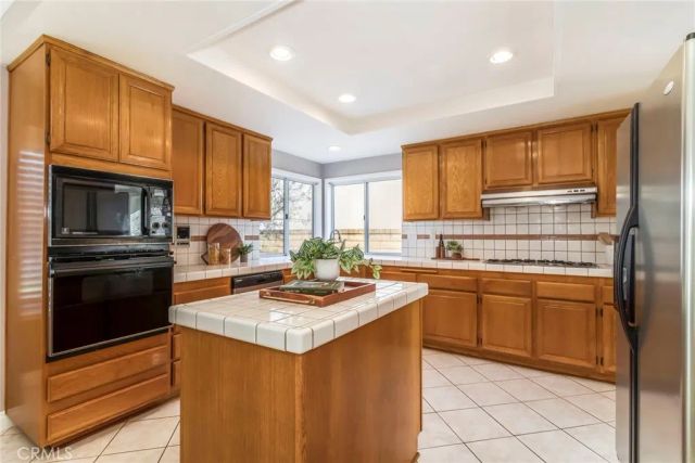 29033 Shadow Valley Lane, Saugus, CA 91390