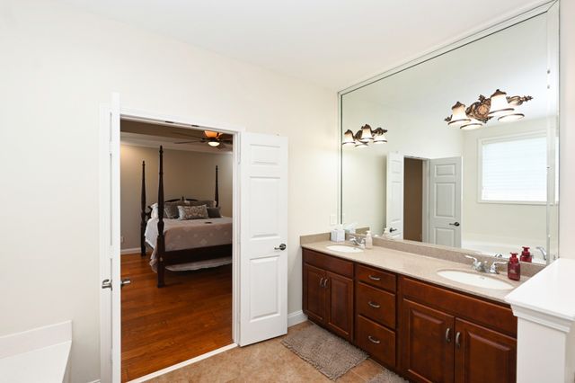 1009 Larkwood Dr, Hermitage, TN 37076