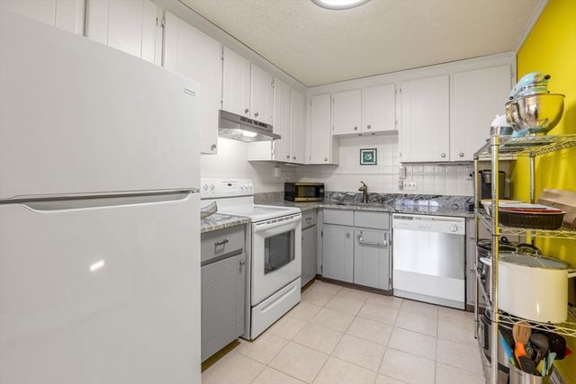 10 Candlewood Ln 2-1, Dennis, MA 02639