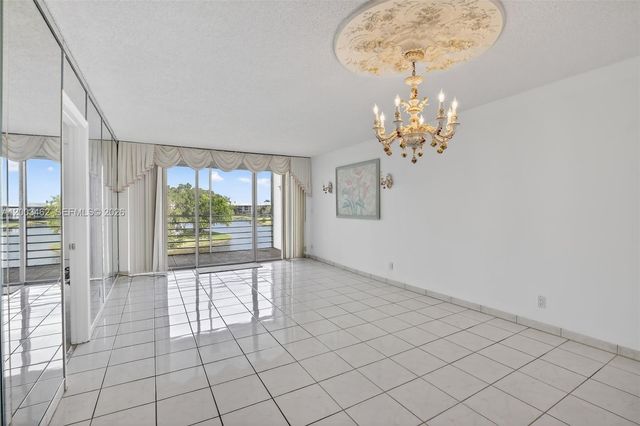 9235 Lagoon Pl 404, Davie, FL 33324