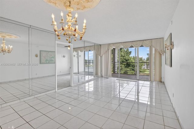 9235 Lagoon Pl 404, Davie, FL 33324