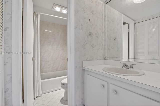 9235 Lagoon Pl 404, Davie, FL 33324