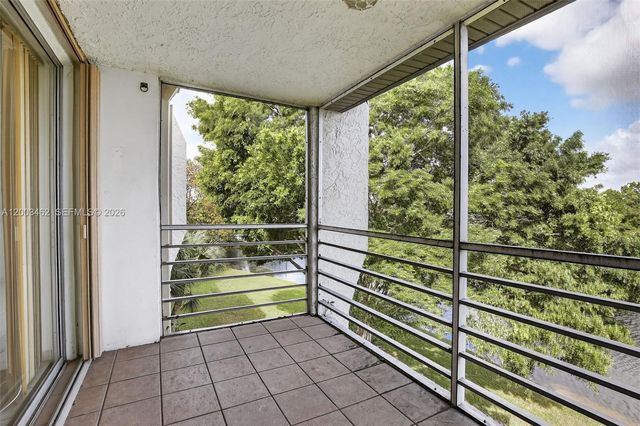 9235 Lagoon Pl 404, Davie, FL 33324