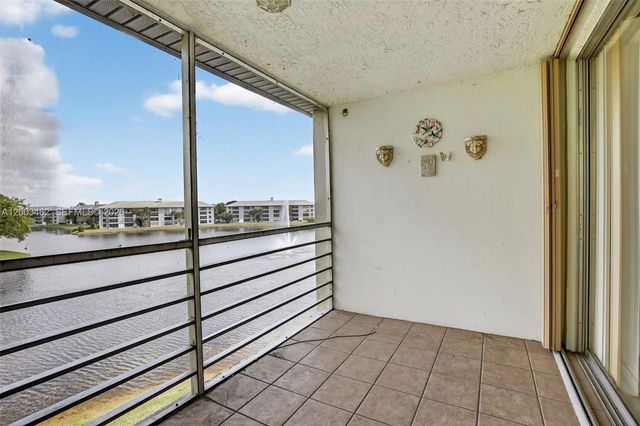 9235 Lagoon Pl 404, Davie, FL 33324
