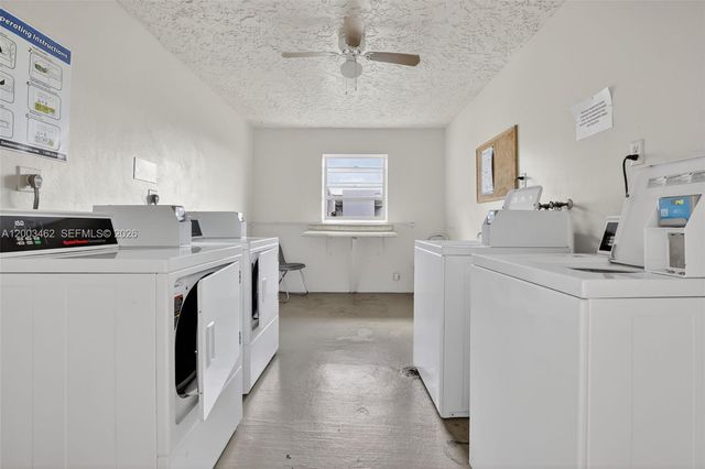 9235 Lagoon Pl 404, Davie, FL 33324