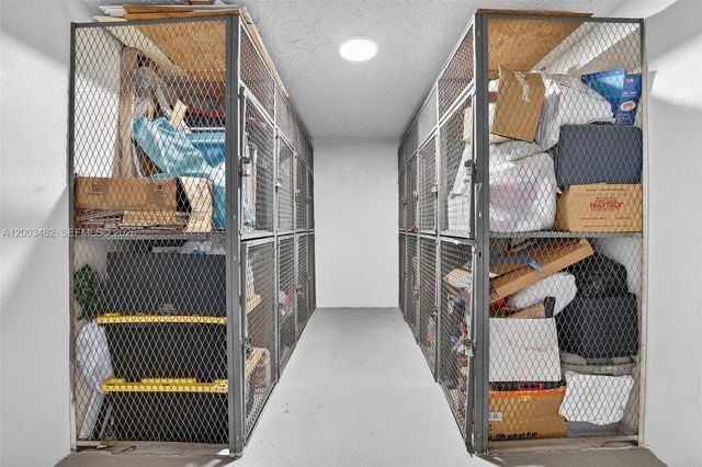 9235 Lagoon Pl 404, Davie, FL 33324