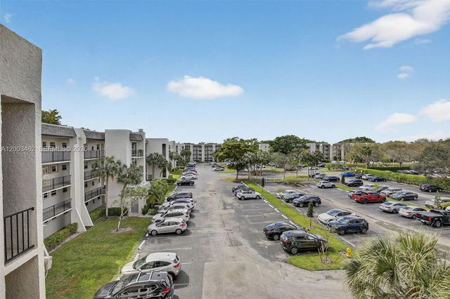 9235 Lagoon Pl 404, Davie, FL 33324